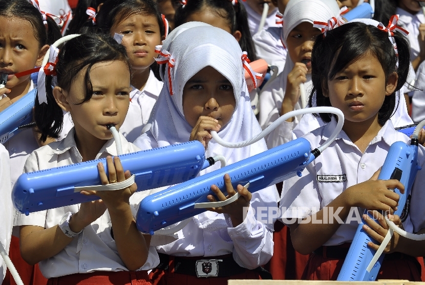 Sejumlah siswa SD memainkan alat musik pianika bersama-sama dalam rangka Hari Pendidikan Nasional (Hardiknas) di Balaikota Bandung, Jalan Wastukencana, Selasa (2/5). 