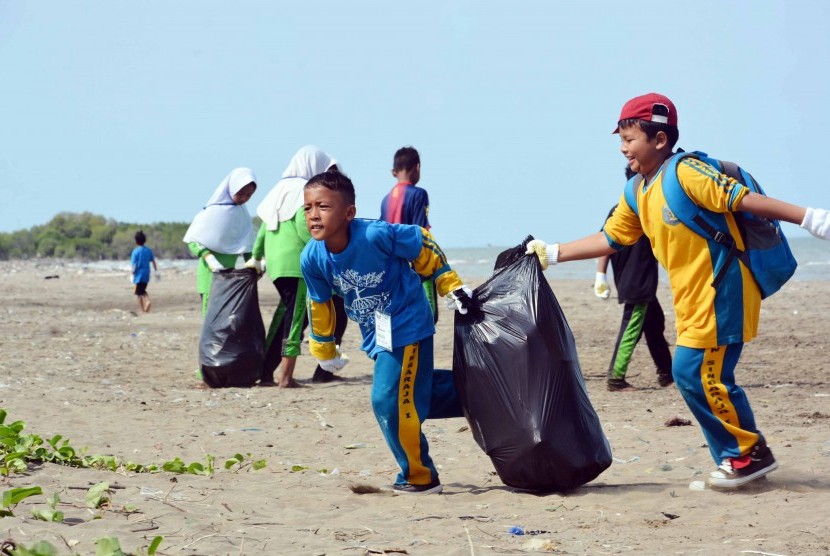 Sejumlah siswa SD mengumpulkan sampah yang berserakan di kawasan hutan mangrove Karangsong, Kecamatan Indramayu, dalam kantong plastik. Program ini disuppot penuh oleh Pertamina RU VI Balongan.