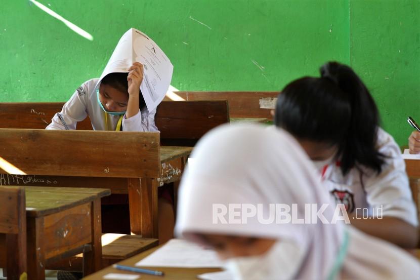 [Ilustrasi] Sejumlah siswa SD Negeri 1 Kendari mengikuti Ujian Akhir Sekolah (UAS) secara tatap muka.