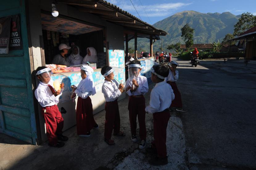 Sejumlah siswa SD Negeri 2 Tlogolele membeli makanan saat istirahat di Tlogolele, Selo, Boyolali, Jawa Tengah, Senin (16/11). Pemerintah membolehkan sekolah dibuka mulai Januari 2021. (ilustrasi)