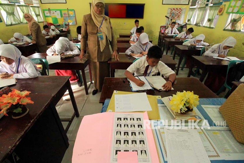 Sejumlah siswa SD Negeri 3 mengikuti Ujian Sekolah Berstandar Nasional (USBN) mata uji Pendidikan Agama Islam pada hari pertama di Lhokseumawe, Aceh, Senin (15/5). Jadwal UN SD/MIN tahun pelajaran 2016/2017 dimulai 15 -17 mei 2017 dan UN susulan dilaksanakan serentak pada  22-24 Mei mendatang.