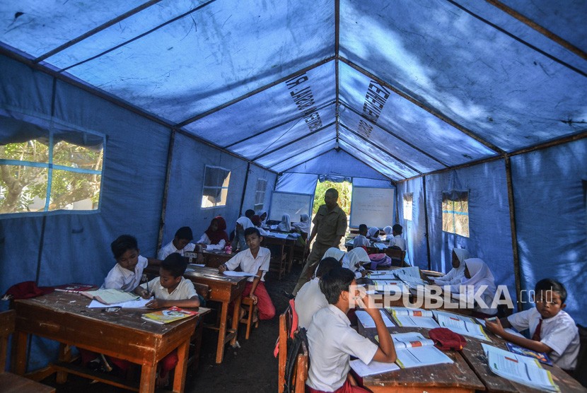 Sejumlah siswa SDN 2 Kadupandak belajar di dalam tenda darurat di Desa Kadupandak, Kecamatan Tambaksari, Kabupaten Ciamis, Jawa Barat, Senin (18/11/2019). 