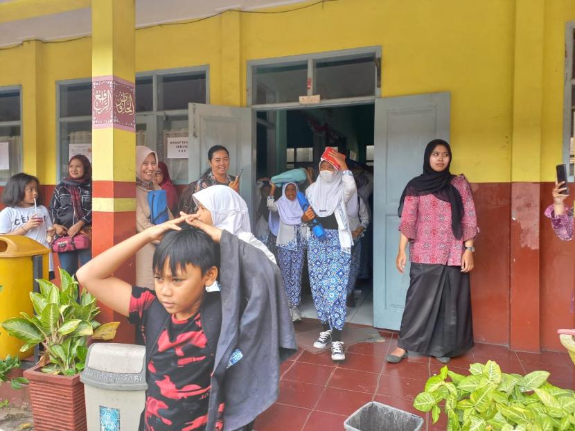 Sejumlah siswa SDN 2 Pengadilan, Kecamatan Tawang, Kota Tasikmalaya, melakukan simulasi bencana gempa bumi, Kamis (15/12/2022). 
