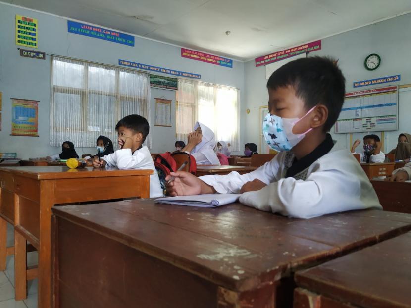 Sejumlah siswa SDN 2 Tugu, Kecamatan Cihideung, Kota Tasikmalaya, melaksanakan PTM terbatas, Jumat (3/9). 