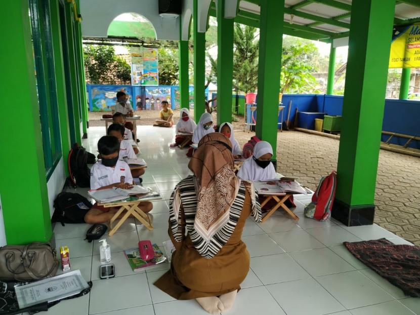 Sejumlah siswa SDN 4 Kertasari, belajar di Masjid Al Ikhlas, Kelurahan Kertasasari, Kecamatan Ciamis, Kabupaten Ciamis, Selasa (21/7). 