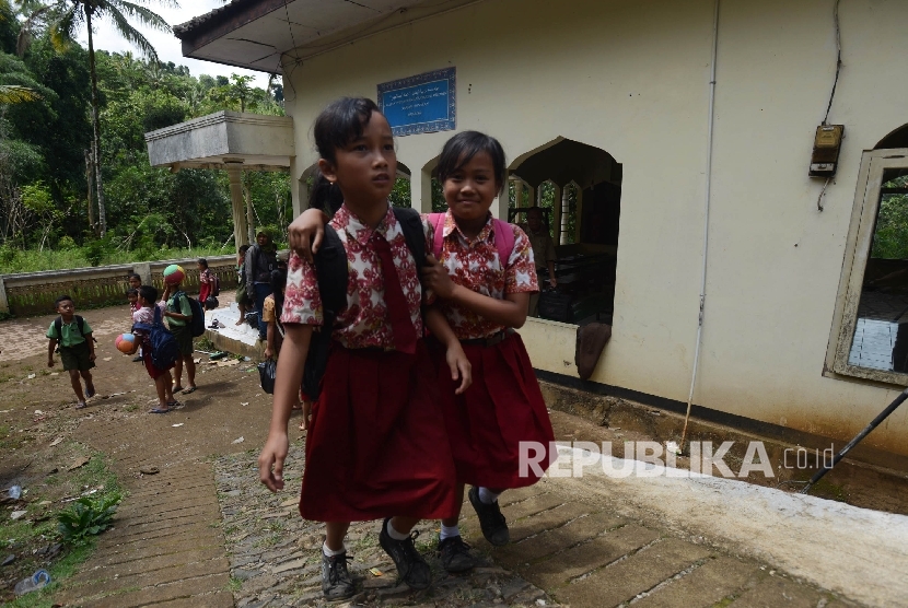 Sejumlah siswa SDN Banaran Pulung beranjak pulang setelah melaksanakan kegiatan belajar mengajar di sekolah sementara yang terletak di Masjid Desa Banaran, Kecamatan Pulung, Kabupaten Ponorogo, Jawa Timur, Rabu (5/4). 