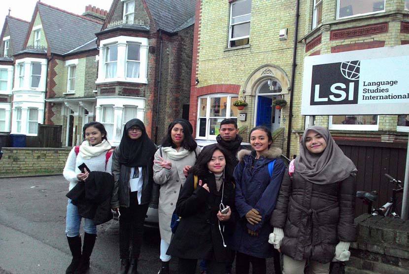 Sejumlah siswa Sekolah Bosowa Bina Insani (SBBI) peserta home stay di Cambridge, Inggris, berfoto di depan gedung Language Studies International, Cambridge, Senin (23/11).