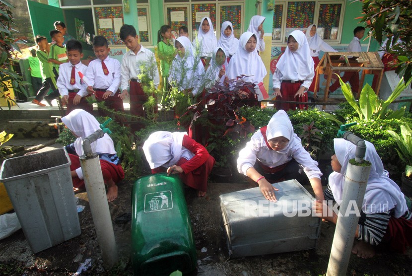 Sejumlah siswa membersihkan tempat sampah untuk pemberantasan sarang nyamuk di SDN Balungbang Jaya 3, Kota Bogor, Jawa Barat (ilustrasi).