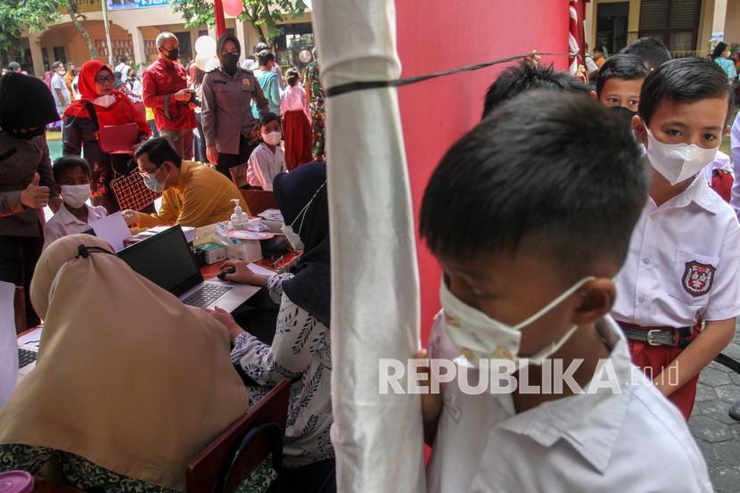 Sejumlah siswa sekolah dasar mengantre untuk mendapatkan suntikan vaksin COVID-19 di SDN 36 Pekanbaru, Riau, Jumat (21/1/2022). Vaksinasi anak usia 6-11 tahun terus dilakukan sebagai upaya percepatan vaksinasi COVID-19 sekaligus persiapan dalam pembelajaran tatap muka 100 persen. 