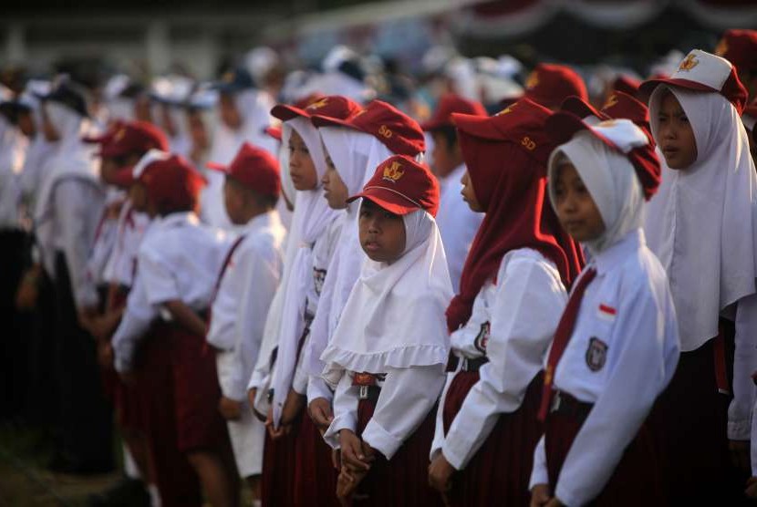 Sejumlah siswa sekolah dasar mengikuti upacara pengibaran bendera merah putih di Lapangan Aji Kuning, Pulau Sebatik, Kalimantan Utara, Jumat (17/8). Pemerintah berencana mengalokasikan anggaran pendidikan sebesar Rp 487,9 triliun.