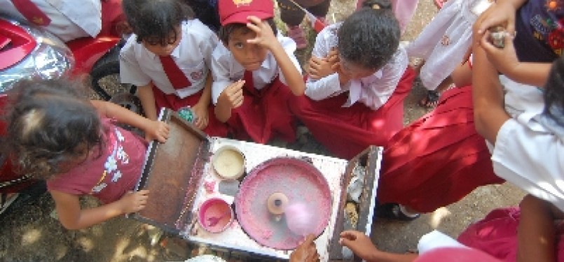 Sejumlah siswa Sekolah Dasar (SD) membeli jajanan harum manis (gulali kapas) di pekarangan sekolah mereka.