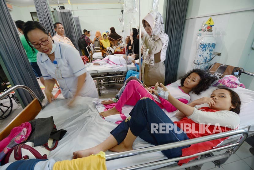 Sejumlah siswa Sekolah Dasar Terpadu Al-Fahmi mendapat perawatan setelah mengalami keracunan massal di Rumah Sakit Bala Keselamatan Palu, Sulawesi Tengah, Senin (4/12). (Ilustrasi)