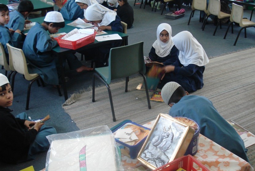 Sejumlah siswa Sekolah Islam Al-Madinah di Auckland, Selandia Baru, tengah belajar bersama.