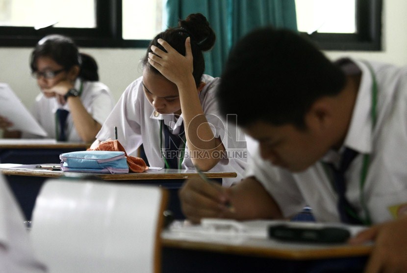 Sejumal siswa mengikuti ujian sekolah (ilustrasi)
