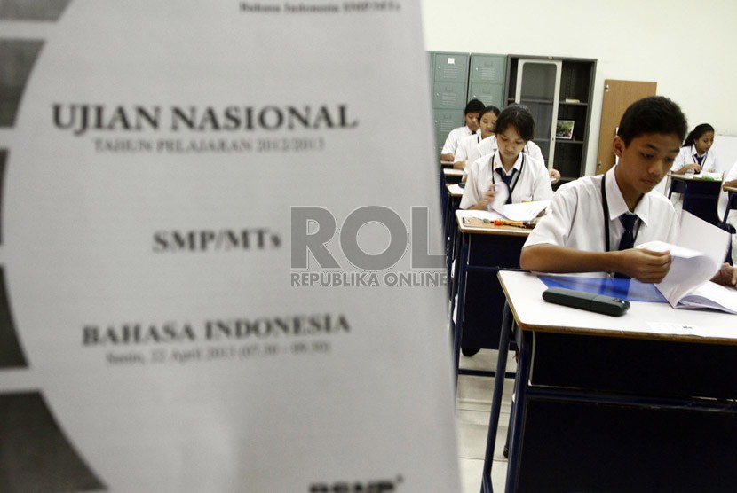  Sejumlah siswa Sekolah Menengah Pertama mengikuti Ujian Nasional yang dimulai hari ini di SMP Negeri 1 Jakarta Pusat, Senin (22/4).    (Republika/Adhi Wicaksono)