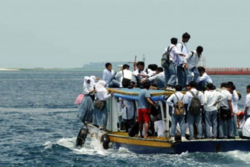 Sejumlah siswa sekolah naik di atas perahu pulang ke pulau di Kepulauan Seribu dari Dermaga Pulau Pramuka, Jakarta, Jumat (17/2). (Republika/Wihdan Hidayat).