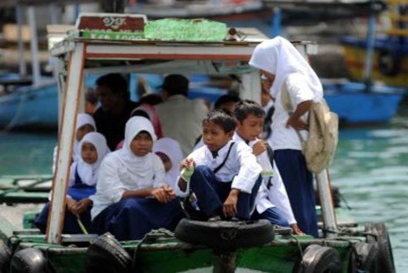 Sejumlah siswa sekolah naik di atas perahu pulang ke pulau di Kepulauan Seribu dari Dermaga Pulau Pramuka, Jakarta, Jumat (17/2). (Republika/Wihdan Hidayat)