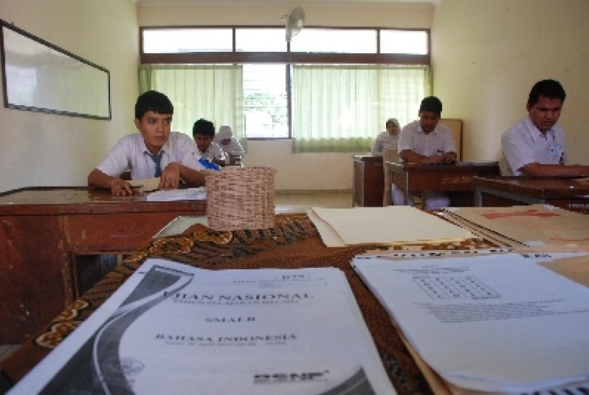 Sejumlah siswa-siswi berkebutuhan khusus bersiap melaksanakan Ujian Nasional (UN) tingkat SMA/MA/SMK/SMA-LB di SLB A Pembina Tingkat Nasional, Jakarta, Senin (16/4).