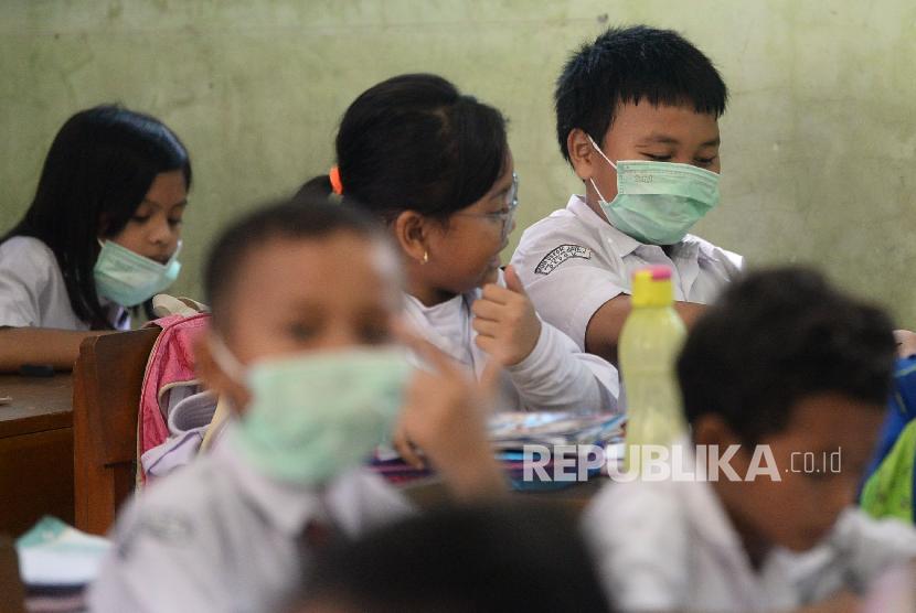 Siswa-siswi SD mengenakan masker. Pemerintah Kabupaten Aceh Barat menyediakan 100 ribu lembar masker untuk seluruh pelajar dan siswa di kabupaten setempat. (ilustrasi).
