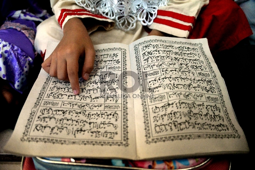  Sejumlah siswa-siswi membaca Juz Amma saat mengikuti kegiatan pesantren kilat Ramadhan.