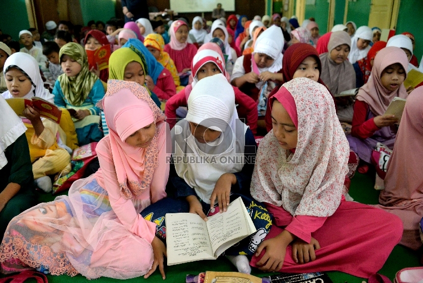  Sejumlah siswa-siswi membaca Juz Amma saat mengikuti kegiatan pesantren kilat Ramadhan.