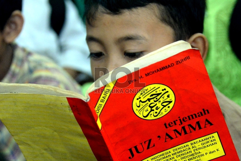 Sejumlah siswa-siswi membaca Juz Amma saat mengikuti kegiatan pesantren kilat Ramadhan di SDN Menteng Atas 02 Pagi, Jakarta, Selasa (23/6). 