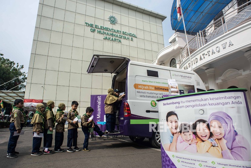 Peran Muhammadiyah di dunia pendidikan sangat besar. Sejumlah siswa-siswi mengantre untuk melakukan transaksi perbankan di kompleks Sekolah Muhammadiyah, Jakarta, Rabu (4/9/2019).