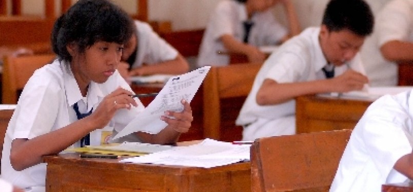 Sejumlah siswa-siswi Sekolah Menengah Pertama (SMP) mengikuti Ujian Nasional (UN) di SMP Negeri 107, Jakarta Selatan.