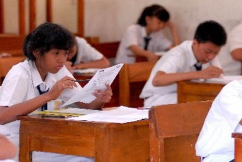 Sejumlah siswa-siswi Sekolah Menengah Pertama (SMP) mengikuti Ujian Nasional (UN) di SMP Negeri 107, Jakarta Selatan.