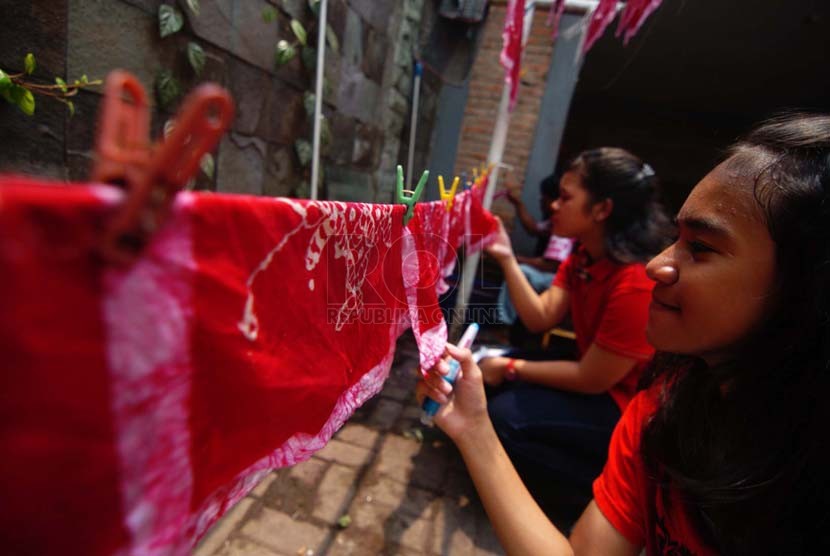 Sejumlah siswa-siswi SMP Masudirini mengikuti proses membatik di Museum Tekstil, Jakarta Barat, Kamis (2/10). (Republika/Raisan Al Farisi)