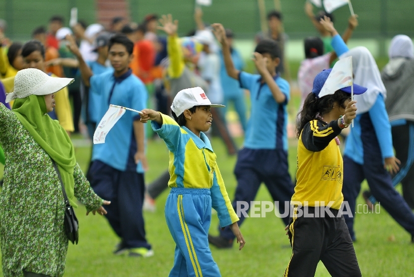 Sejumlah siswa SLB melakukan latihan jelang pembukaan Pekan Paralimpik Nasional (Peparnas) XV 2016 di Stadion Siliwangi Bandung, Jl Aceh, Kota Bandung, Rabu (12/10).