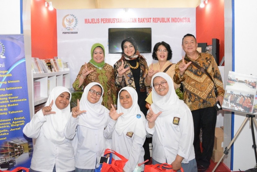 Sejumlah siswa SMA berfoto di stand Humas MPR yang hadir mengikuti pameran Hari Press Nasional (HPN) XVIII Tahun 2018  di Padang, 6 hingga 9 Februari 2018