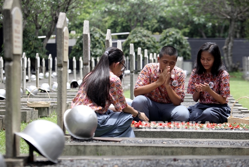 Sejumlah siswa SMA berprestasi berziarah di Taman Makam Pahlawan Nasional (TMPN), Kalibata, Jakarta, Rabu (2/11).