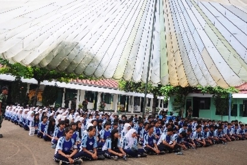 Sejumlah siswa SMA mengikuti pendidikan bela negara di Markas Kodim (ilustrasi).