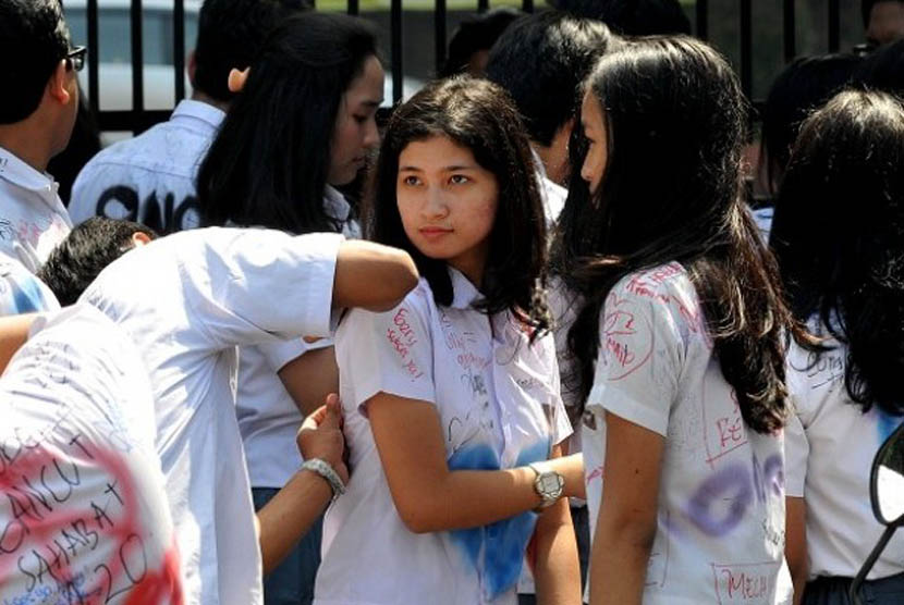 Sejumlah siswa SMA Negeri 26 Jakarta melakukan aksi corat-coret seragam mereka ketika merayakan kelulusan ujian nasional (UN), Jumat (24/5).