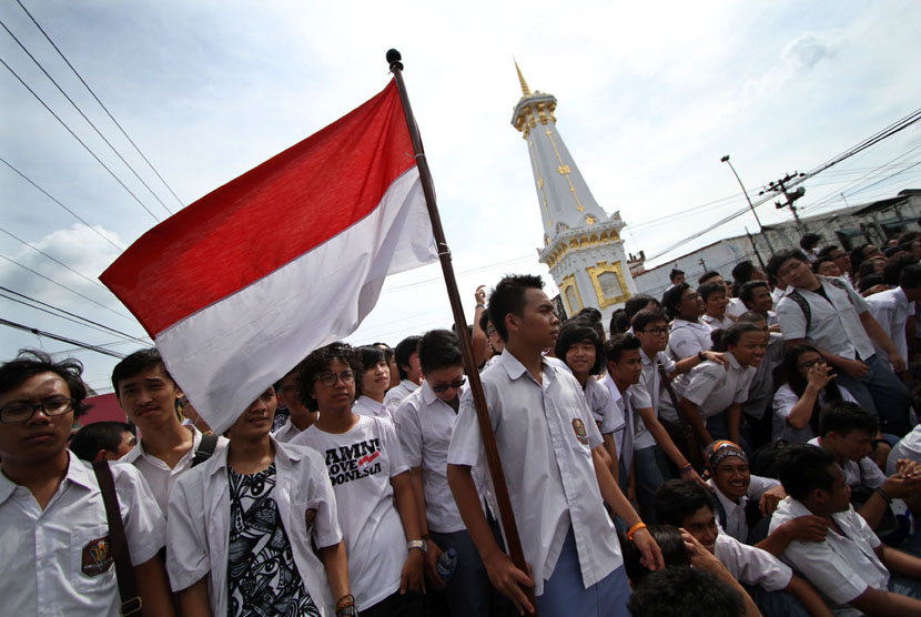  Sejumlah siswa SMA swasta merayakan kelulusan dengan berfoto bersama di Perempatan Tugu, Yogyakarta, Selasa (20/5).   (Antara/Noveradika)