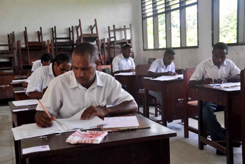 Sejumlah siswa SMA di Papua mengikuti ujian nasional (ilustrasi)