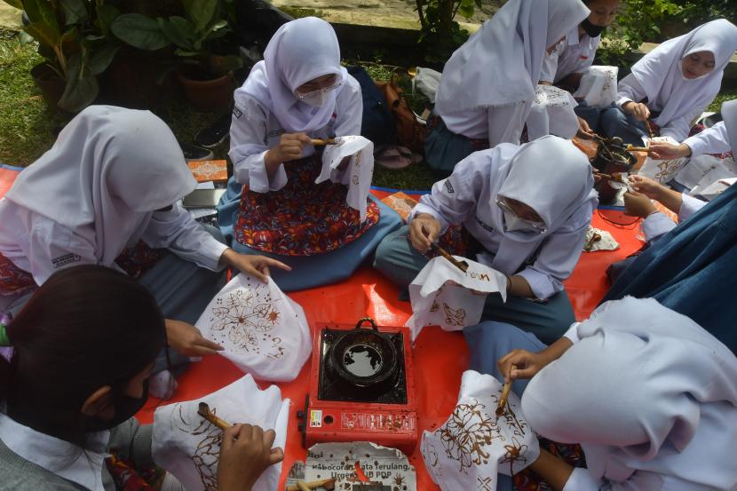 Sejumlah siswa SMAN 2 Kota Bogor belajar membuat batik tulis  (ilustrasi)