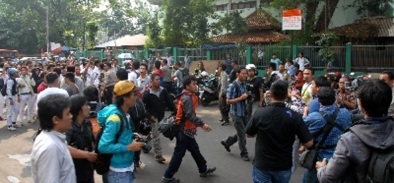 Sejumlah siswa SMAN 6 saat bentrok dengan wartawan di depan SMAN 6, Bulungan, Jakarta Selatan, Senin (19/9). 