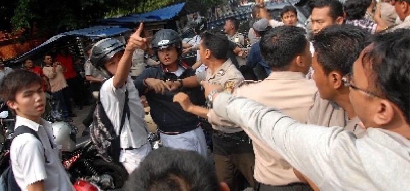 Sejumlah siswa SMAN 6 saat berhadapan dengan wartawan di depan SMAN 6, Bulungan, Jakarta Selatan, Senin (19/9). 
