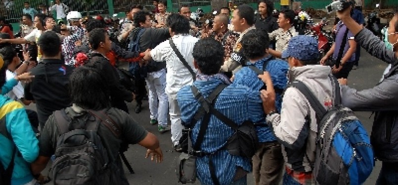 Sejumlah siswa SMAN 6 saat berhadapan dengan wartawan di depan SMAN 6, Bulungan, Jakarta Selatan, Senin (19/9).