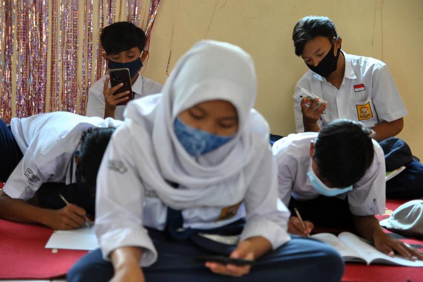 Sejumlah siswa SMP belajar secara daring. Federasi Serikat Guru Indonesia (FSGI) menilai, modul pembelajaran yang dibuat Kementerian Pendidikan dan Kebudayaan masih belum banyak dirasakan oleh sekolah, guru dan siswa. 