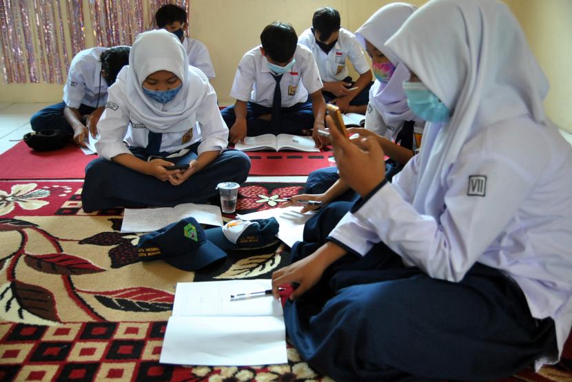 Sejumlah siswa SMP belajar secara daring saat peluncuran WiFi Publikdi RT 04, RW 16, Kampung Bubulak, Kelurahan Tegal Gundil, Kecamatan Bogor Utara, Kota Bogor, Jawa Barat, Senin (21/9/2020). 