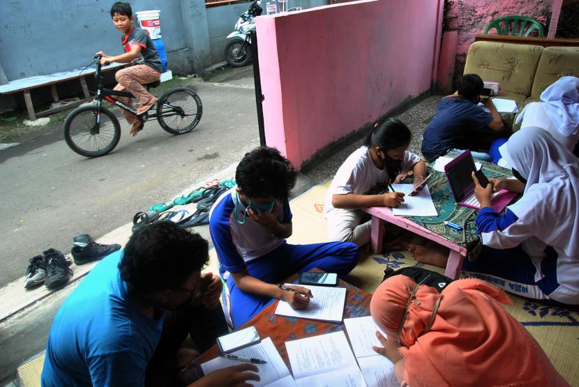 Aktivitas siswa di Kota Bogor. Warga Kota Bogor yang terkonfirmasi positif Covid-19 bertambah 24 orang lagi pada libur akhir pekan ini yakni Sabtu dan Ahad (15-16/8). 