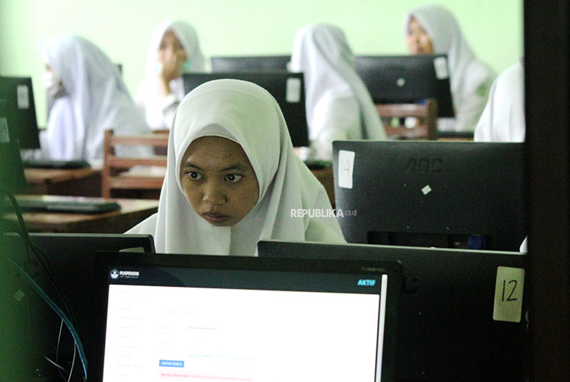 Sejumlah siswa SMP mengikuti Ujian Nasional Berbasis Komputer (UNBK), di SMK Bina Karya Mandiri, Bekasi, Jawa Barat, Selasa (24/4). 
