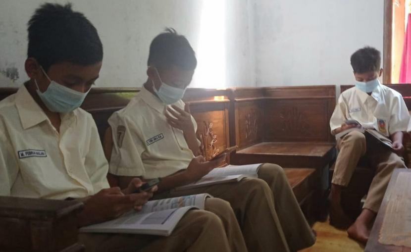 Sejumlah siswa SMPN 1 Suruh di Dusun Banjarsari, Desa Reksosari, Kecamatan Suruh, Kabupaten Semarang mengikuti PJJ dengan memanfaatkan jaringan Reksonetinternet, Rabu (25/8).