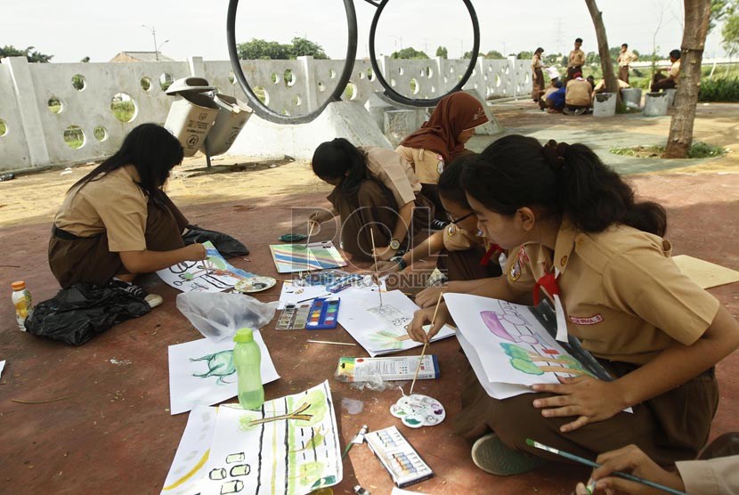  Sejumlah siswa SMPN 195 Duren Sawit melakukan kegiatan belajar di sekitar Kanal Banjir Timur, Jakarta Timur, Rabu (6/2).  (Republik/Adhi Wicaksono)