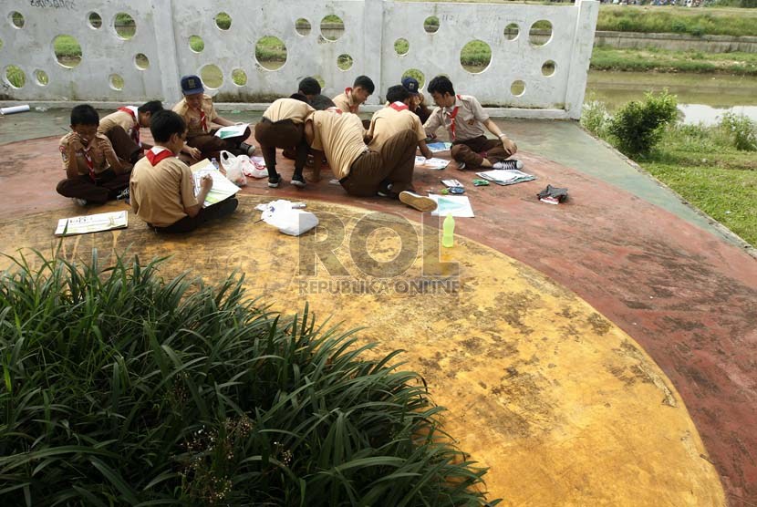  Sejumlah siswa SMPN 195 Duren Sawit melakukan kegiatan belajar di sekitar Kanal Banjir Timur, Jakarta Timur, Rabu (6/2).  (Republik/Adhi Wicaksono)