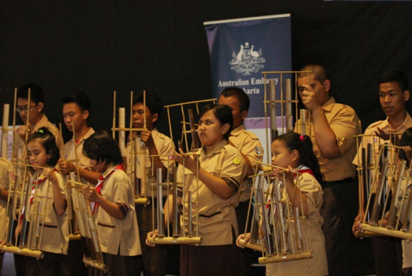 Sejumlah siswa tampil memainkan alat musik tradisional angklung pada perayaan Hari Disabilitas Internasional yang diselenggarakan Kedubes Australia, di SLB A Pembina, Lebak bulus, Jakarta, Rabu (2/12). 