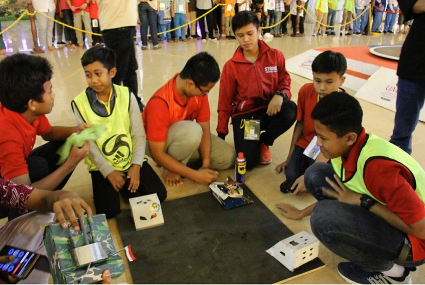 Sejumlah siswa terlihat antusias mengikuti lomba robotech di Universitas Muhammadiyah Yogyakarta (UMY), Kamis (5/4). Lomba yang digelar oleh Keluarga Mahasiswa Tekhnik Elektro (KMTE) UMY ini merupakan bagian dari Electro Fair 2018.